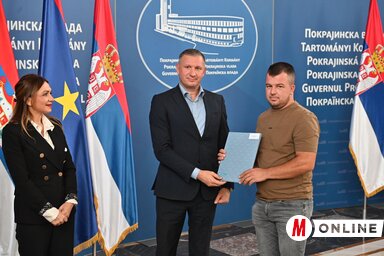 Tóth Zoltán átnyújtja a támogatói szerződést Pióker Lórántnak (Fotó: Ótos András)