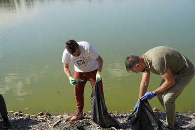 Žarko Mićin polgármester is részt vett a Begecsi-gödör megtisztításában, az akciót a takarítás világnapja alkalmából tartották meg (Fotó: Grad Novi Sad)