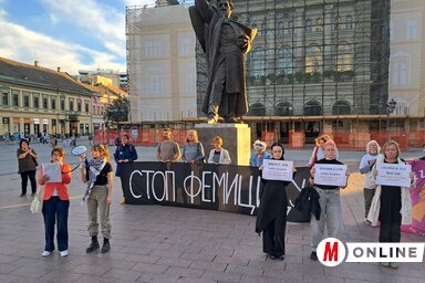 A hétfői tiltakozás közvetlen előzménye az volt, hogy szombaton egy Grbavica városrészben lévő lakásban egy 21 éves fiatalember több késszúrással megölte 57 éves édesanyját (Szeli Balázs)