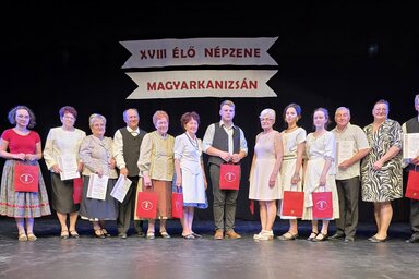 A fellépők képviselői köszönőlevelet vettek át (Fotó:Puskás Károly)