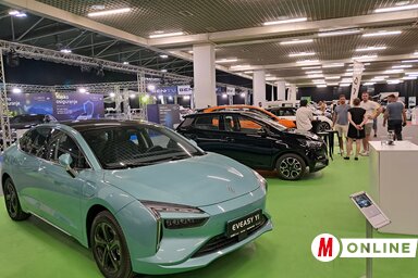 Az Eveasy Yi kínai fejlesztésű, teljesen elektromos kompakt szedán megtévesztő, mert több különböző márkanév alatt is árulják (Fotó: Szeli Balázs)