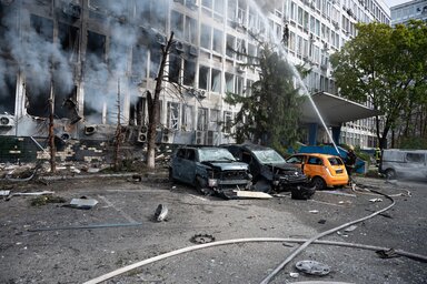 A találatok több helyszínén tűz keletkezett, és a közelben parkoló gépkocsik közül is több megrongálódott (Fotó: Beta/AP)