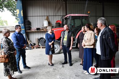 A parlamenti képviselőjelöltek megtekintették a családi gazdaságot is (Paraczky László felvétele)