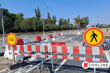Az új vasúti megállóhoz vezető út a Pirosi út mentén továbbra is le van zárva az autósok, kerékpárosok és gyalogosok előtt is (Fotó:  Szeli Balázs)