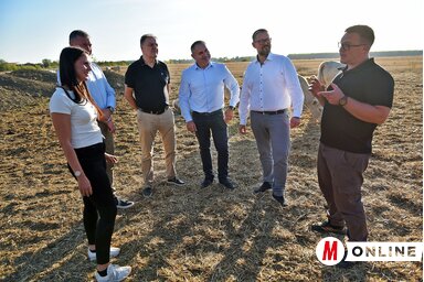 A VMSZ küldöttsége ellátogatott Tóth Erik és Szűcs Budai Gabriella padéi gazdaságában/Gergely Árpád