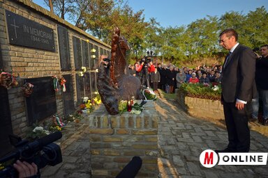 Aleksandar Vučić akkori kormányfő 2014. november 2-án fejet hajt az 1944-1945-ben kivégzett ártatlan áldozatok emléke előtt a szabadkai Vergődő madár emlékműnél (Fotó: Molnár Edvárd)