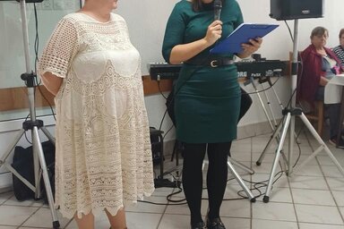 Kádár Krisztina és Sáfrány Gál Gabriella köszöntik az időseket (fotó: Armida Nőszervezet)