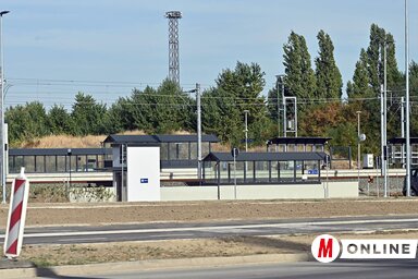 Az új megállóhely a Pirosi útról közelíthető meg, a városközpont felől haladva nagyjából 200 méternyire a körforgalom előtt kell lekanyarodnunk jobbra (Fotó: Ótos András felvétele)
