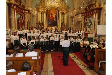 A házigazda Szentháromság Gyermekkórus koncertje az adai templomban/Csincsik Zsolt