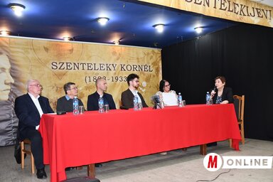 A kerekasztal-beszélgetés résztvevői/Paraczky László