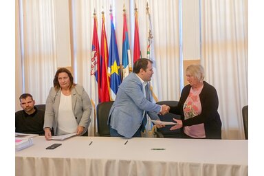 Hatvanegy nyertes pályázó írhatott alá szerződést Magyarkanizsán (Fotó: BJK)