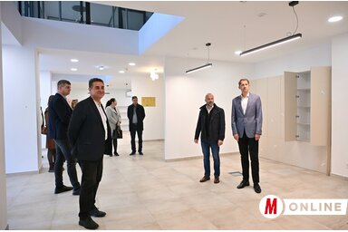 Fazekas Róbert és Szatmári Adrián mutatta be az új épületet dr. Pásztor Bálintnak/Molnár Edvárd
