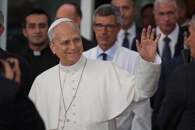 A pápa gyalog hagyta el a kórházat (Fotó: Beta/AP)