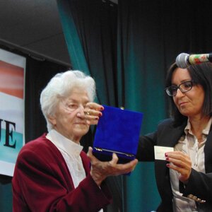Balassa Julianna átveszi a Kallós Zoltán Külhoni Magyarságért díjat dr. Domonkos-Güge Rékától (Fotó: Vidács Hajnalka felvétele)