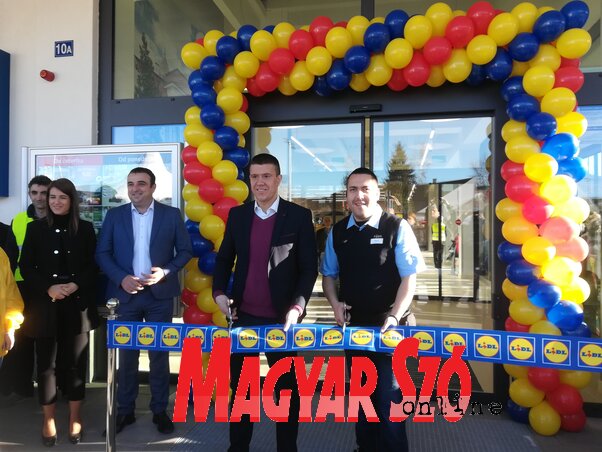 Tegnap ünnepélyesen is átadták Óbecsén a Lidlt (Fehér Rózsa felvétele)