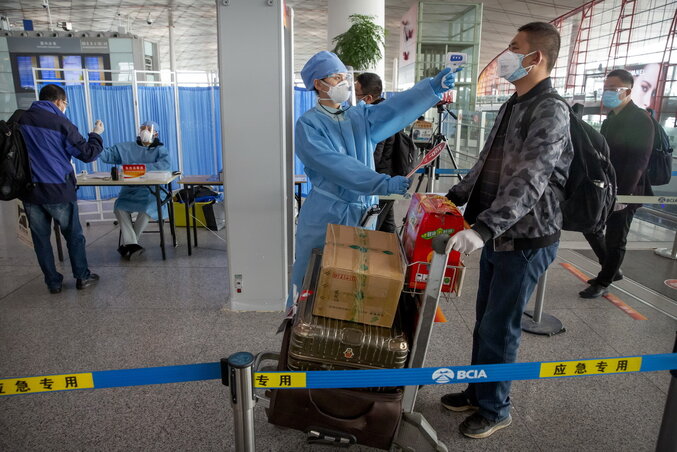 A kínai turisták 57 százalékban mondták le foglalásaikat – a kép a pekingi repülőtéren készült (Fotó: Beta/AP)