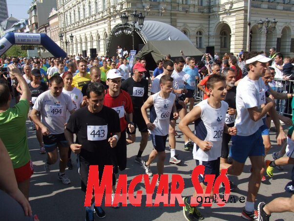 A félmaraton szabadtéri esemény ugyan, de minden évben kifejezetten tömeges (Dávid Csilla felvétele)