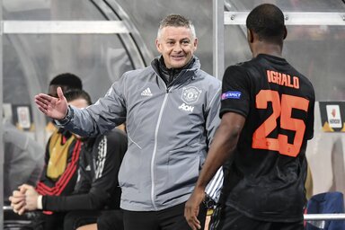 Solskjær örül és pacsizik (Fotó: Beta/AP)