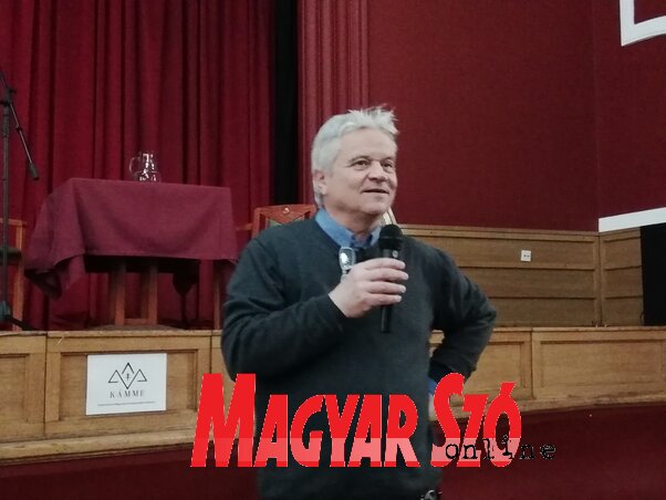 Dr. Csókay András a szabadkai előadáson (Fotó: Szalma Brigitta) Dr. Csókay András a szabadkai előadáson (Fotó: Szalma Brigitta)