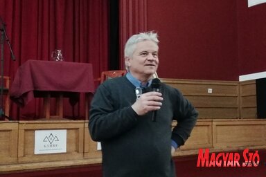 Dr. Csókay András a szabadkai előadáson (Fotó: Szalma Brigitta)