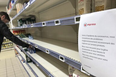 Hiába a józan észbe vetett bizalom, a franciákon is elhatalmasodott a pánik. Egy illető a Párizs melletti Ville d'Avray szupermarketjének üres polcáról emel le egy tésztacsomagot