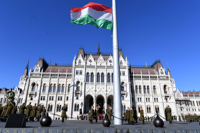 Az Országház előtt katonai tiszteletadással felvonják a nemzeti lobogót az 1848–49-es szabadságharc és forradalom kitörésének 172. évfordulóján Az Országház előtt katonai tiszteletadással felvonják a nemzeti lobogót az 1848–49-es szabadságharc és forradalom kitörésének 172. évfordulóján