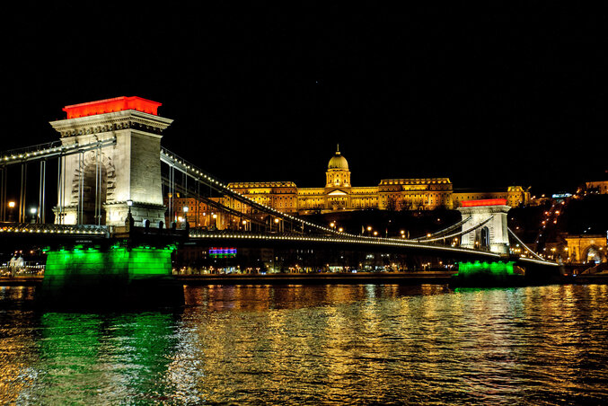 Nemzeti színű díszkivilágítás a Lánchídon az 1848/49-es forradalom és szabadságharc emléknapja előtti este
