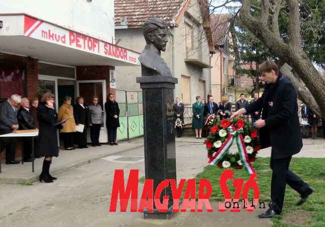 Czikajló Gergely konzul koszorúzott Czikajló Gergely konzul koszorúzott