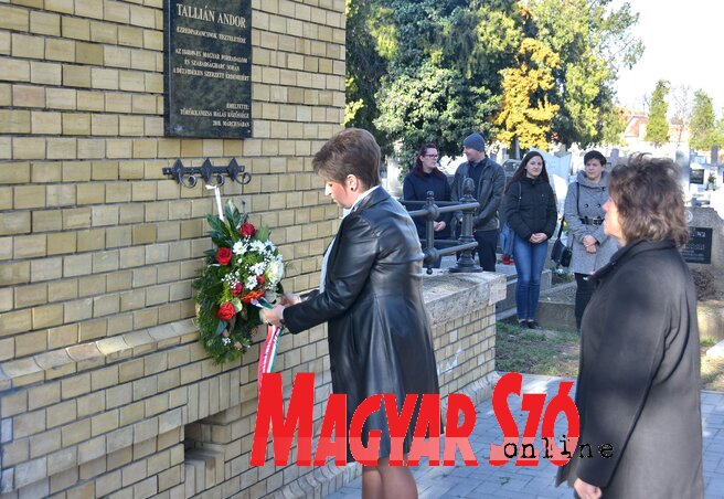 Jerasz Anikó és Mihók Kucora Eszter koszorúz