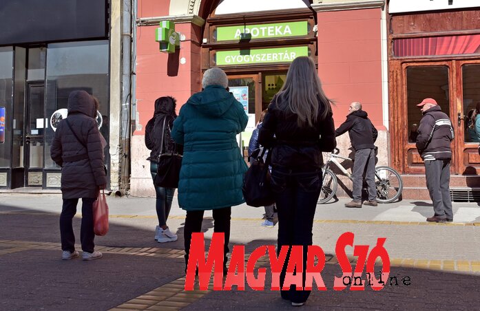 Várakozás a gyógyszertár előtt (Fotó: Gergely Árpád) Várakozás a gyógyszertár előtt (Fotó: Gergely Árpád)