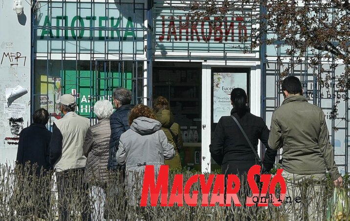 Óvintézkedésként a gyógyszertárakban csak egyesével fogadják az embereket, így a bejárat előtt alakulnak ki sorok (Fotó: Ótos András)