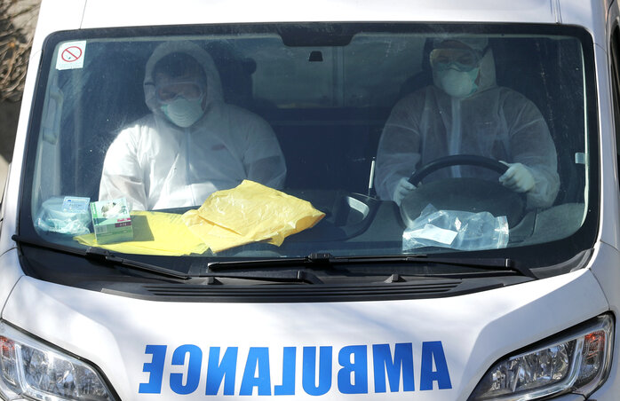 Aligha lehet könnyű a mentősöknek így beöltözve terepre menniük. A felvétel ma a belgrádi infektológiai klinikánál készült (Fotó: AP via Beta)