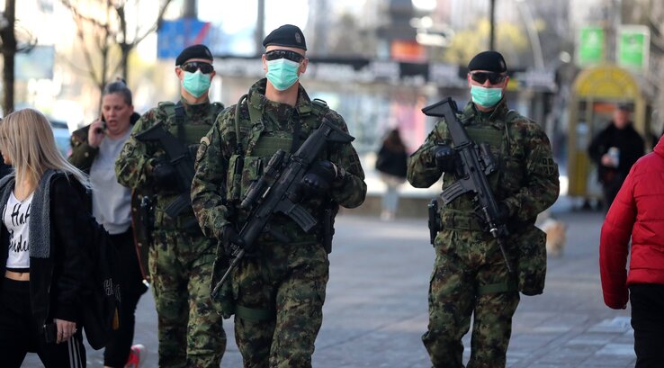 Szájmaszkos katonák járőröznek a belgrádi Terazijén (Fotó: AP via Beta)