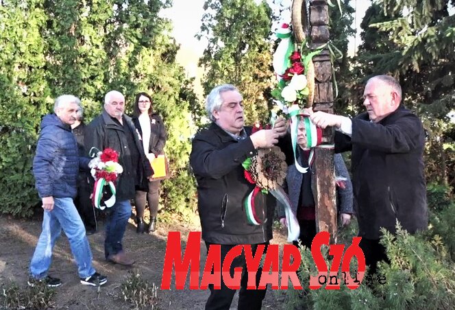 Sziveri Béla és Pásztor Róbert elhelyezik a VMSZ koszorúját a kopjafán (Góbor Béla felvétele) Sziveri Béla és Pásztor Róbert elhelyezik a VMSZ koszorúját a kopjafán (Góbor Béla felvétele)