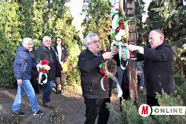 Sziveri Béla és Pásztor Róbert elhelyezik a VMSZ koszorúját a kopjafán (Góbor Béla felvétele)