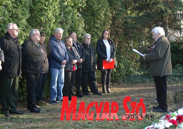 Csorba Béla beszédét mondja a megemlékezőknek (Góbor Béla felvétele) Csorba Béla beszédét mondja a megemlékezőknek (Góbor Béla felvétele)