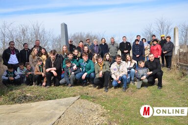 A megemlékezők dr. Dembitz Vilmos nyughelyénél (Kazinczy Paszterkó Diana felvétele)