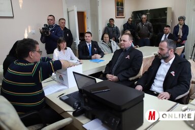 A VMSZ listavezetői átadják a támogatói aláírásokat (Lakatos János felvétele)