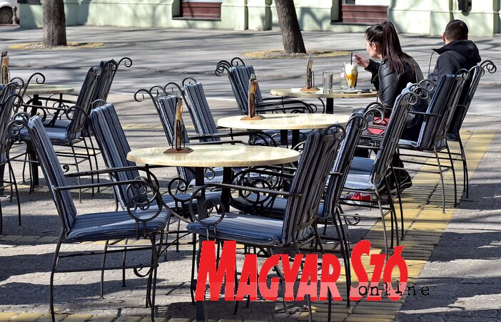 A rendkívüli állapot a kávézók forgalmán is érezteti hatását (Fotó: Gergely Árpád) A rendkívüli állapot a kávézók forgalmán is érezteti hatását (Fotó: Gergely Árpád)