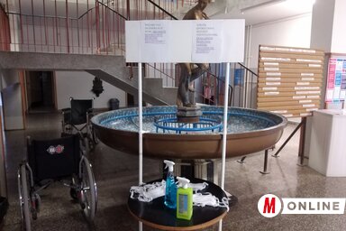 Az egészségházba belépve kötelező a fertőtlenítés (Jenei Klementina felvétele)