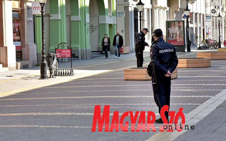Rendőrök tájékoztatják a polgárokat a kijárási tilalomról (Fotó: Gergely Árpád)