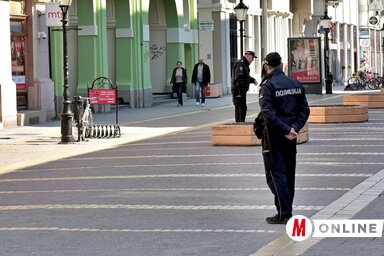 Rendőrök tájékoztatják a polgárokat a kijárási tilalomról (Fotó: Gergely Árpád)