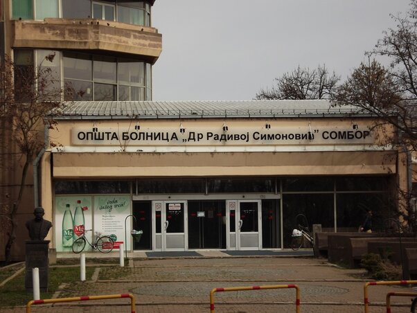 A közkórház főbejárata (Fotó: Fekete J. József)