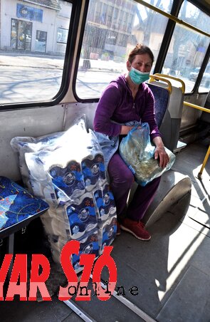 A napi „küldetést” siker koronázta, megvan a wc-papír. Pillantkép egy újvidéki városi buszból (Fotó: Dávid Csilla)