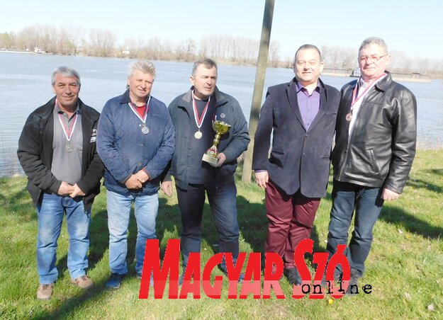 A múlt évi bajnokság díjazottjai: Bata István, Žarko Čekrdžin, Branislav Stanković, Vojislav Stamenković, a SZKSZ elnöke és Hangódi Sándor (Fotó: Buzás Mihály) A múlt évi bajnokság díjazottjai: Bata István, Žarko Čekrdžin, Branislav Stanković, Vojislav Stamenković, a SZKSZ elnöke és Hangódi Sándor (Fotó: Buzás Mihály)