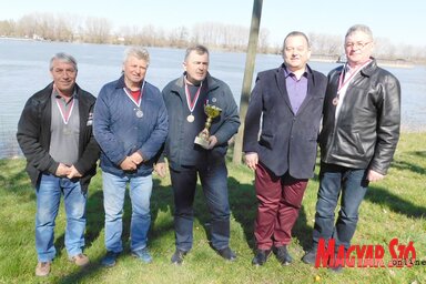 A múlt évi bajnokság díjazottjai: Bata István, Žarko Čekrdžin, Branislav Stanković, Vojislav Stamenković, a SZKSZ elnöke és Hangódi Sándor (Fotó: Buzás Mihály)