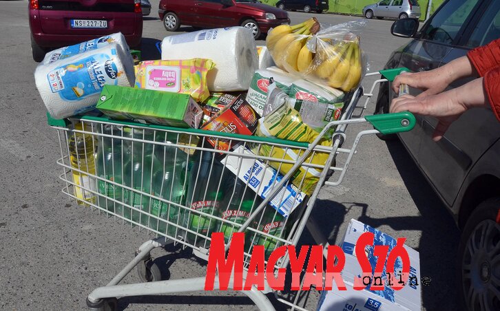 Újvidéken a rendkívüli állapot sokakat megvisel, a pánikhangulat megtette a magáét, sokan az utolsó dinárjukat is arra költik, hogy bespájzoljanak (Ótos András felvétele)