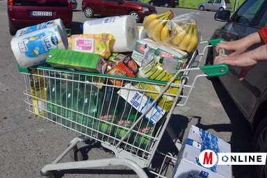 Újvidéken a rendkívüli állapot sokakat megvisel, a pánikhangulat megtette a magáét, sokan az utolsó dinárjukat is arra költik, hogy bespájzoljanak (Ótos András felvétele)