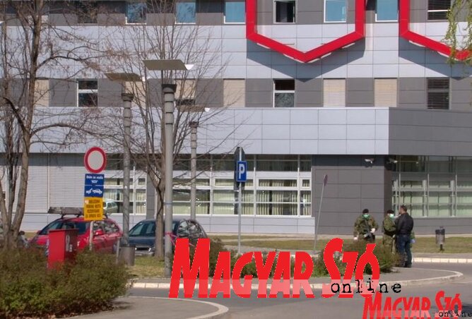 Katonák őrizték a Vajdasági Klinikai Központot (Dávid Csilla felvétele) Katonák őrizték a Vajdasági Klinikai Központot (Dávid Csilla felvétele)