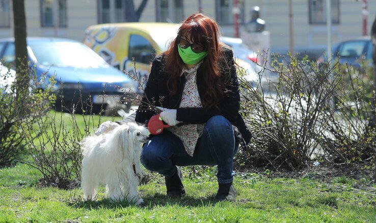 Egykoron a kutyák viseltek szájkosarat. A jelek szerint szerepcsere történt. A felvétel pénteken Užice központjában készült (Fotó: Beta)